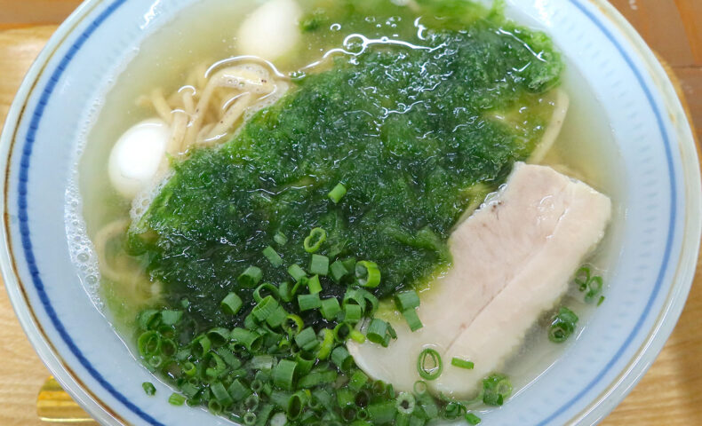 朝７時から営業している那覇・牧志「花はな商店」で沖縄の海藻を使ったアーサそば