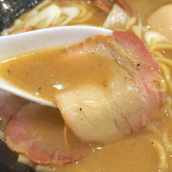 コッテリスープと燻されチャーシュー