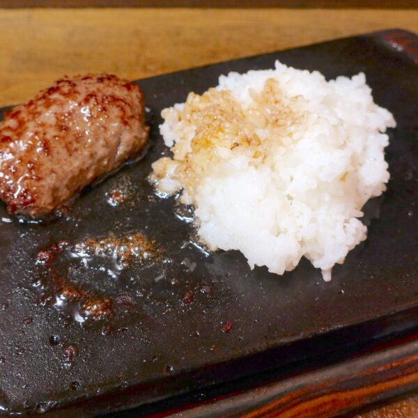 鉄板にライスをのせて