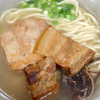 那覇・港町「本家 亀そば」のミックスそば！ ３種類のお肉が入った肉盛りそば