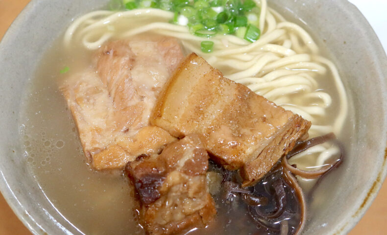 那覇・港町「本家 亀そば」のミックスそば！ ３種類のお肉が入った肉盛りそば