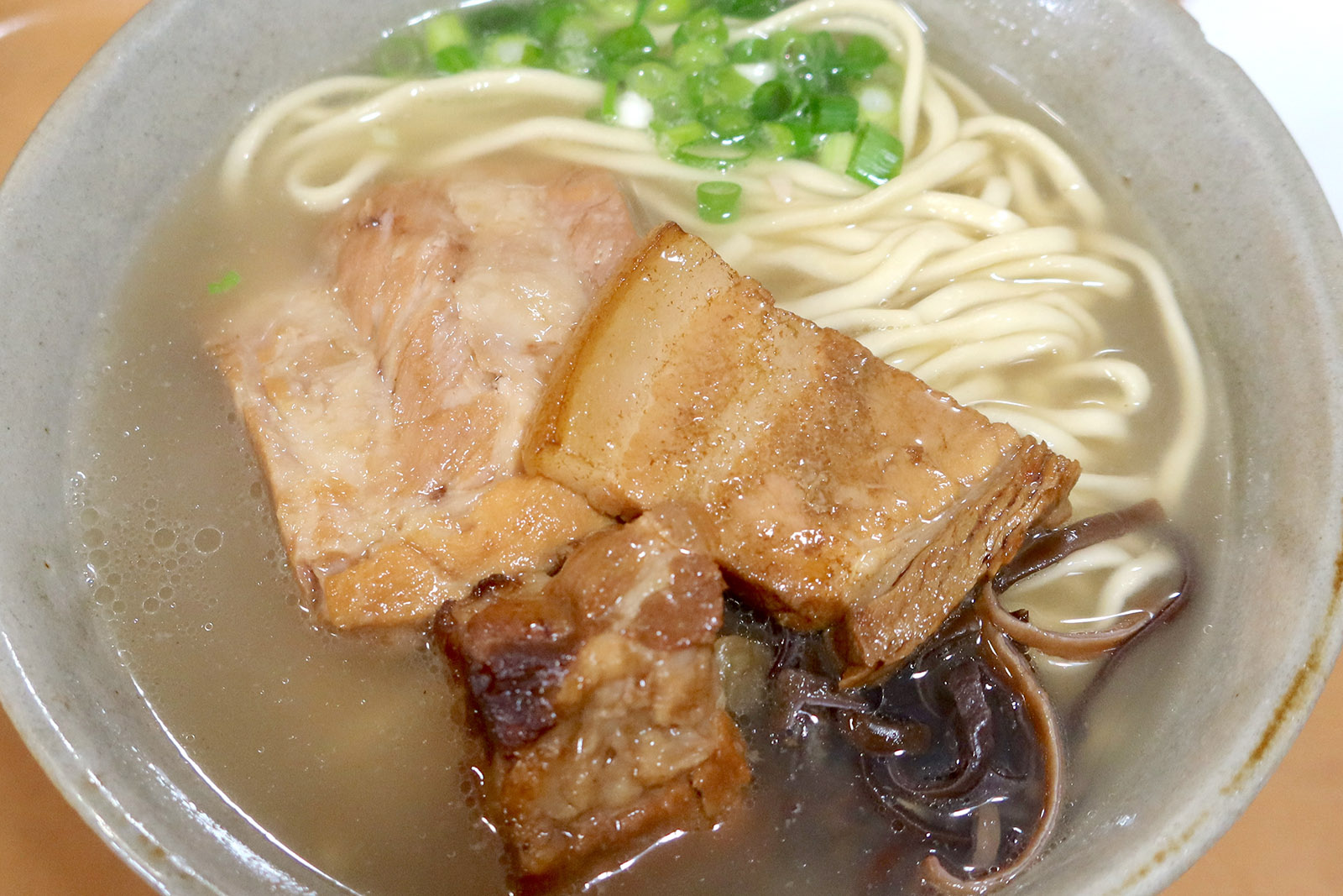 那覇・港町「本家 亀そば」のミックスそば！ 3種類のお肉が入った肉