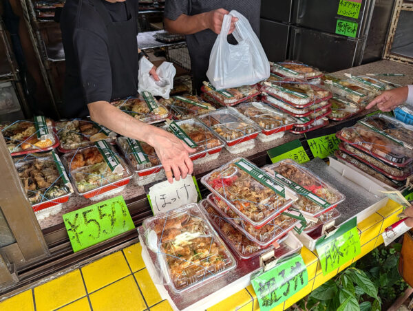 店先で売られるいろいろなお弁当