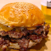 お正月のいろいろ初めは「クラフトビアマーケット」でクラシックスマッシュダブルバーガー＆ビール