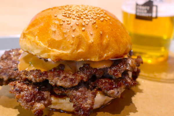 お正月のいろいろ初めは「クラフトビアマーケット」でクラシックスマッシュダブルバーガー＆ビール