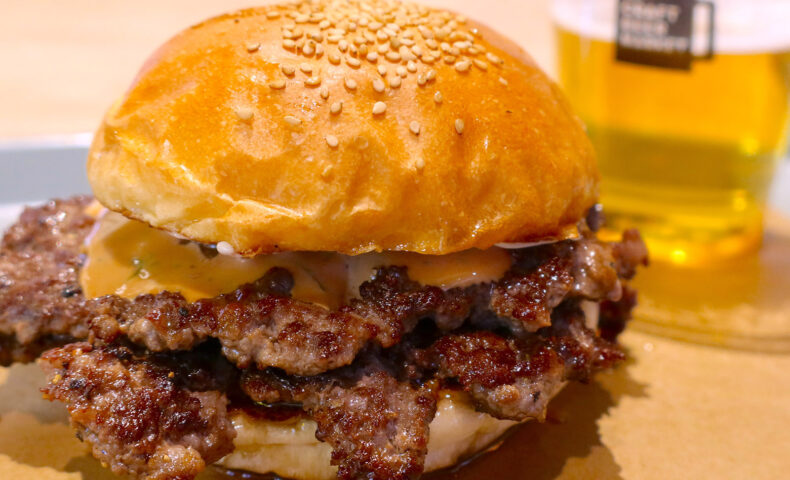 お正月のいろいろ初めは「クラフトビアマーケット」でクラシックスマッシュダブルバーガー＆ビール