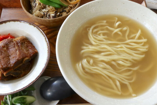 首里の沖縄そば「首里 ほりかわ」でソーキ・そば＆じゅしぃ