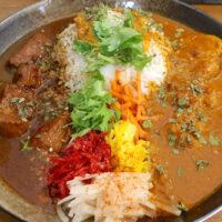 2026年のカレー初めは「ヤマナカリー別邸」の新春多盛カレー+ラッシー