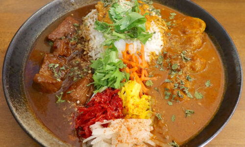 2026年のカレー初めは「ヤマナカリー別邸」の新春多盛カレー+ラッシー