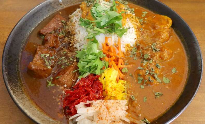 2026年のカレー初めは「ヤマナカリー別邸」の新春多盛カレー＋ラッシー