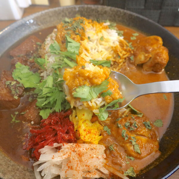 お優しくで力強いレンズ豆カレー