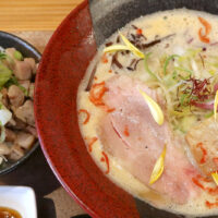 那覇・おもろまち「海老そば益々」で海老出汁の沖縄そば&オニポン酢で食べる限定チャーシュー丼