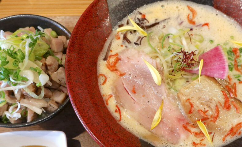 那覇・おもろまち「海老そば益々」で海老出汁の沖縄そば&オニポン酢で食べる限定チャーシュー丼