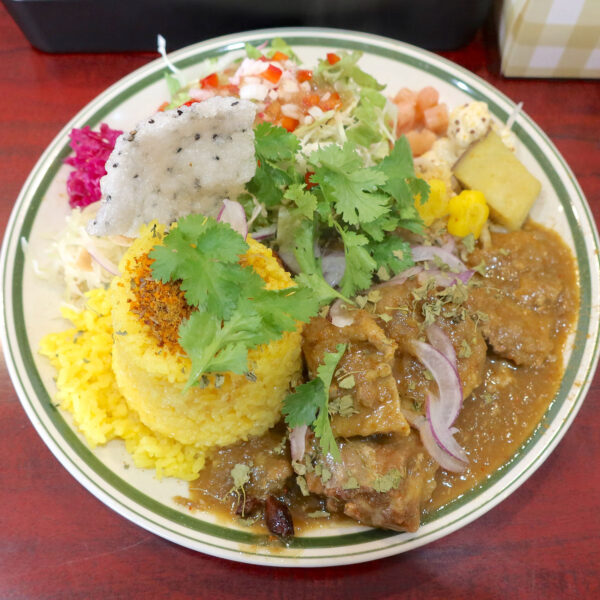 軟骨ソーキ出汁カレー サラダ・副菜付き(1,300円)