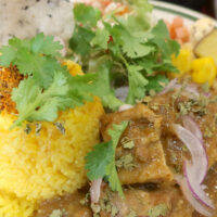 那覇・前島「タマニカレー」で沖縄らしい軟骨ソーキ出汁カレー サラダ・副菜付き