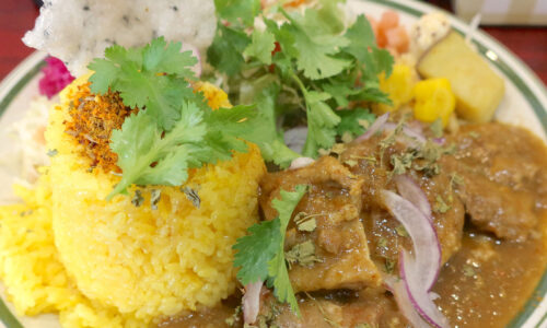 那覇・前島「タマニカレー」で沖縄らしい軟骨ソーキ出汁カレー サラダ・副菜付き