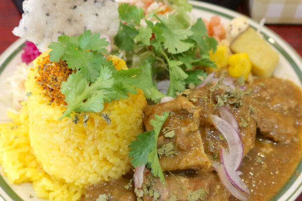 那覇・前島「タマニカレー」で沖縄らしい軟骨ソーキ出汁カレー サラダ・副菜付き