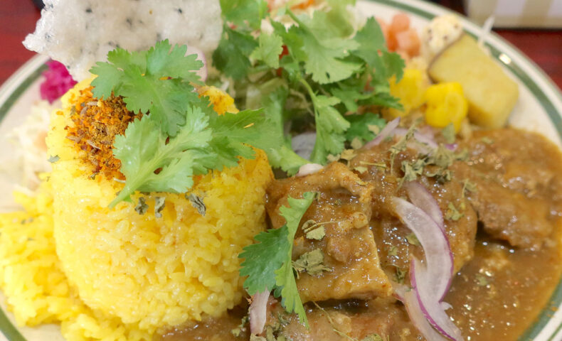 那覇・前島「タマニカレー」で沖縄らしい軟骨ソーキ出汁カレー サラダ・副菜付き