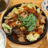 那覇・寄宮「牛そば焼肉しんちゃん」で牛ホルモンの鉄板焼きセット 味噌味