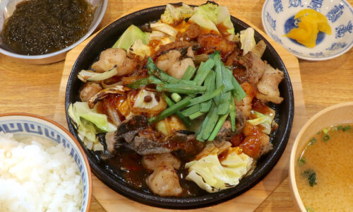 那覇・寄宮「牛そば焼肉しんちゃん」で牛ホルモンの鉄板焼きセット 味噌味