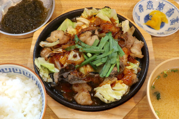那覇・寄宮「牛そば焼肉しんちゃん」で牛ホルモンの鉄板焼きセット 味噌味