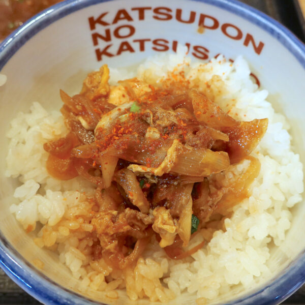 味噌玉子をご飯にのせて