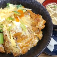 浦添のローカル食堂「はつみ食堂」で薄肉＆野菜入りの沖縄カツ丼