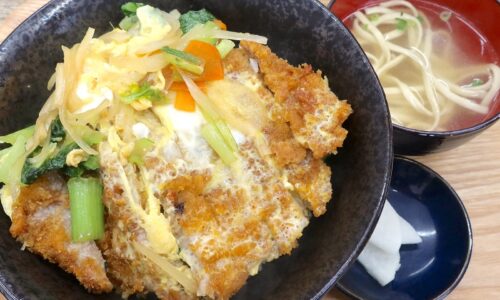 浦添のローカル食堂「はつみ食堂」で薄肉＆野菜入りの沖縄カツ丼