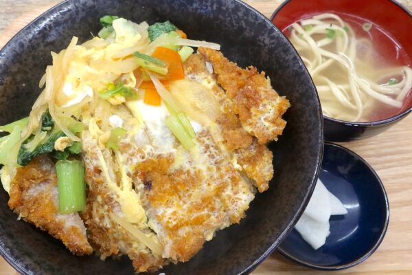 浦添のローカル食堂「はつみ食堂」で薄肉＆野菜入りの沖縄カツ丼
