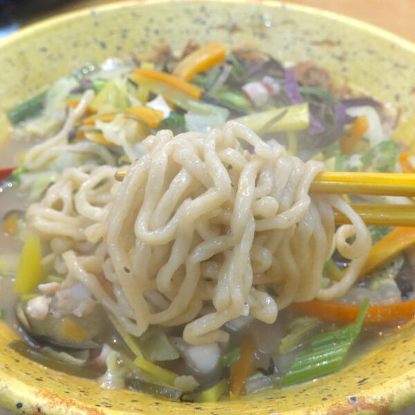 ぷるぷる中太ちぢれ麺