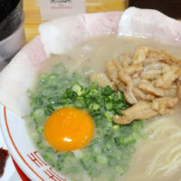 宜野湾「久留米ラーメン 丸久」で情報量の多い島ホルモンラーメン&ギョーザ