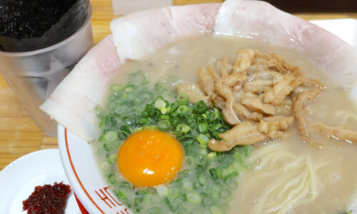 宜野湾「久留米ラーメン 丸久」で情報量の多い島ホルモンラーメン＆ギョーザ