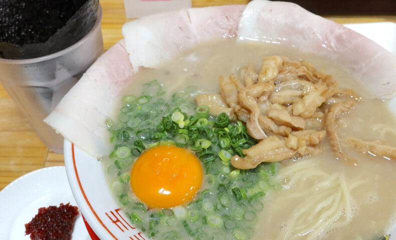 宜野湾「久留米ラーメン 丸久」で情報量の多い島ホルモンラーメン＆ギョーザ