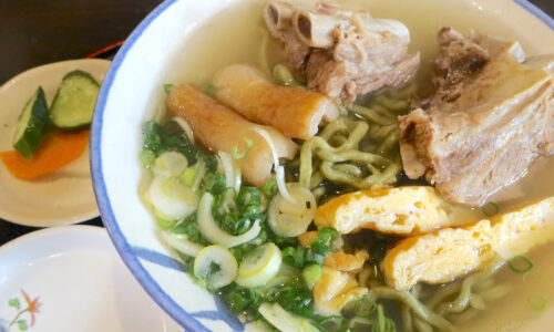 浦添「麺屋 ちばとぉ～んど」で月桃香る沖縄ソーキそば