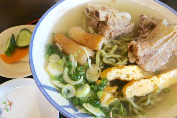 浦添「麺屋 ちばとぉ～んど」で月桃香る沖縄ソーキそば