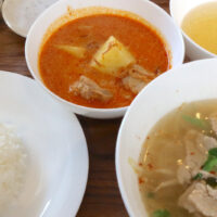 浦添のタイ料理「シートンカオマンガイ」でトムヤムスコータイ＆マッサマンカレーのハーフ＆ハーフランチ