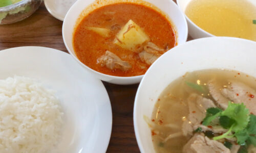 浦添のタイ料理「シートンカオマンガイ」でトムヤムスコータイ＆マッサマンカレーのハーフ＆ハーフランチ