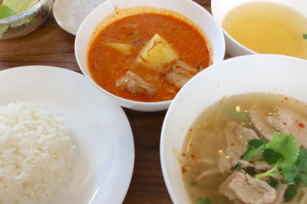 浦添のタイ料理「シートンカオマンガイ」でトムヤムスコータイ＆マッサマンカレーのハーフ＆ハーフランチ