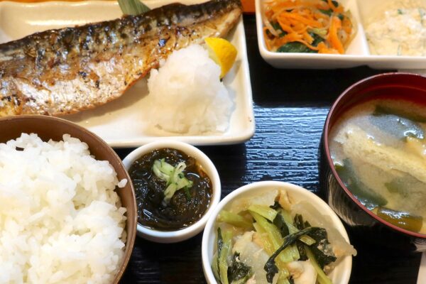 那覇・県庁前「風林火山」で焼魚定食 さば塩