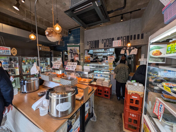 那覇・安謝「粋な魚屋 丸竜鮮魚店」 店内