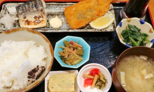 那覇・西町「居酒屋 のろし」で鯖の塩焼といわしの梅しそフライの青魚定食