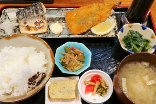 那覇・西町「居酒屋 のろし」で鯖の塩焼といわしの梅しそフライの青魚定食