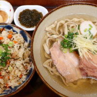 ちんすこうと合わせてもうまい！ 出汁も美味しい「てぃしらじそば」の沖縄そば