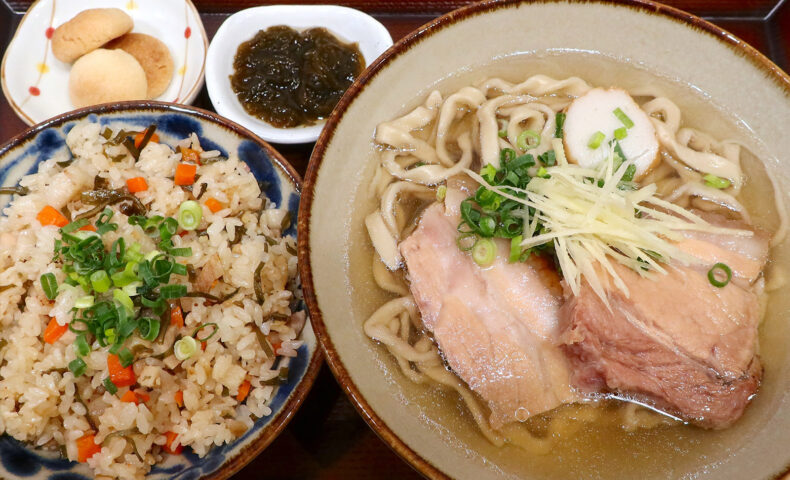 ちんすこうと合わせてもうまい！ 出汁も美味しい「てぃしらじそば」の沖縄そば