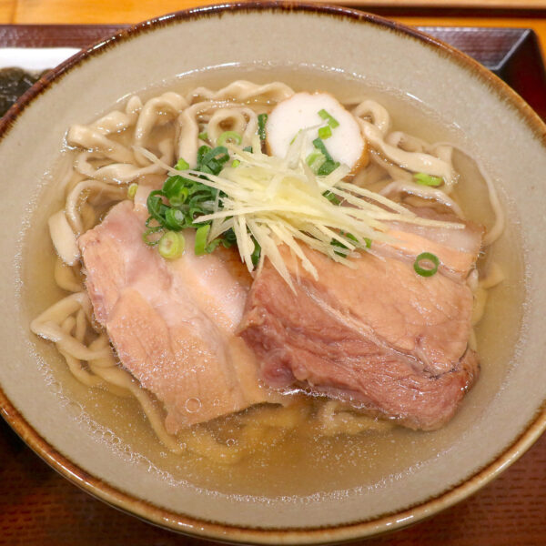 三枚肉が見事な沖縄そば