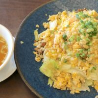 那覇・赤嶺「上海ヌードル 珊」でヌーベルシノワ的蟹とレタスのチャーハン