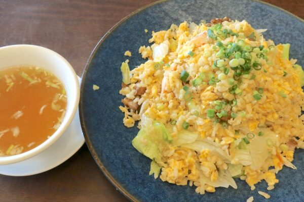 那覇・赤嶺「上海ヌードル 珊」でヌーベルシノワ的蟹とレタスのチャーハン