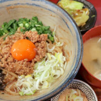 那覇・牧志「まぜ麺マホロバ」でまぜ麺 並＋納豆＋塩昆布キャベツ