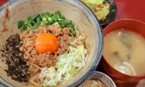 那覇・牧志「まぜ麺マホロバ」でまぜ麺 並＋納豆＋塩昆布キャベツ