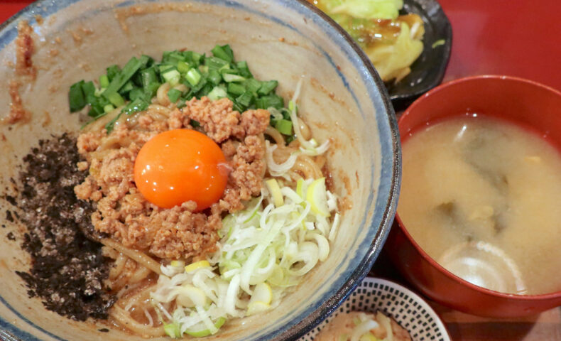 那覇・牧志「まぜ麺マホロバ」でまぜ麺 並＋納豆＋塩昆布キャベツ